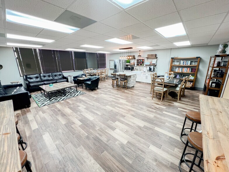 More Photos Of 3001 Big Spring St, Midland Office For Sale