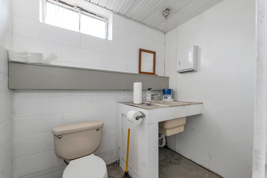 More Photos Of 11 Wilson Ct, Laconia Warehouse For Sale