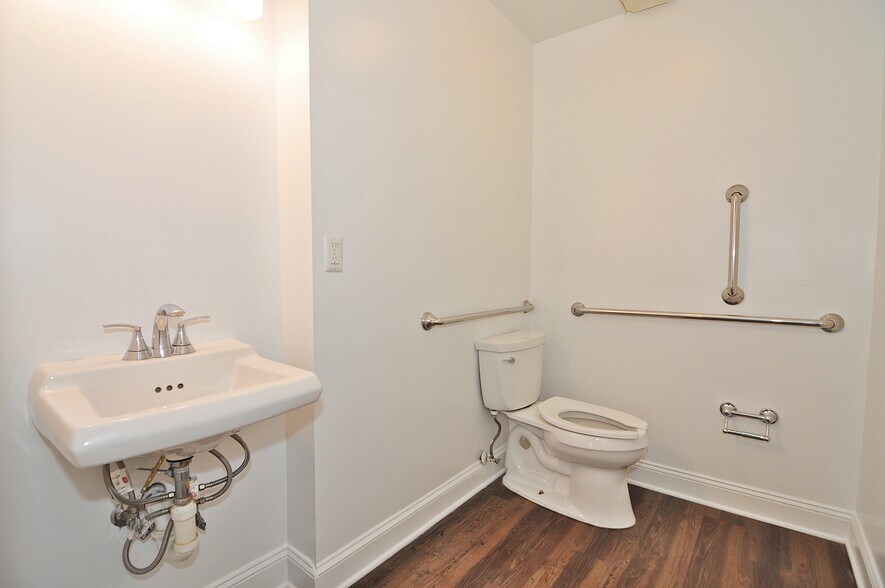 More Photos Of 6706-6716 Whittier Ave, McLean Medical For Lease