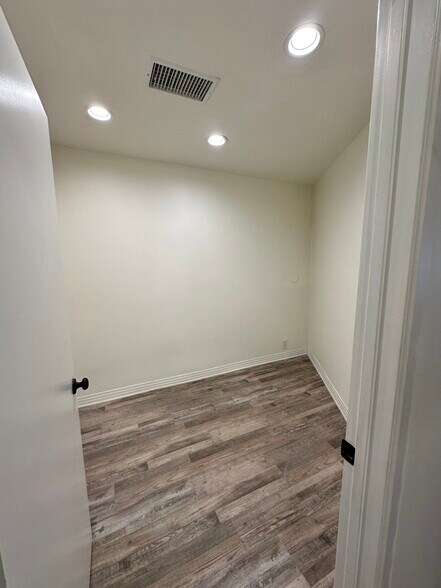 More Photos Of 14514-14516 Ventura Blvd, Sherman Oaks Storefront For Lease