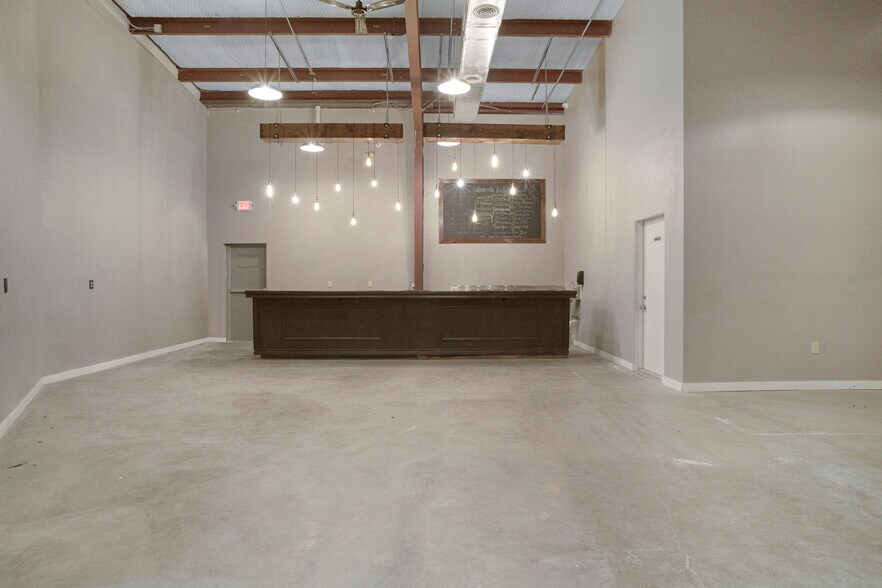 More Photos Of 16102-16104 University Oak, San Antonio Light Distribution For Lease