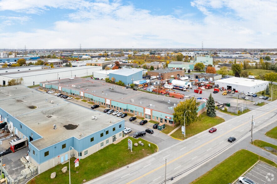 Primary Photo Of 135 Ch du Tremblay, Boucherville Distribution For Lease
