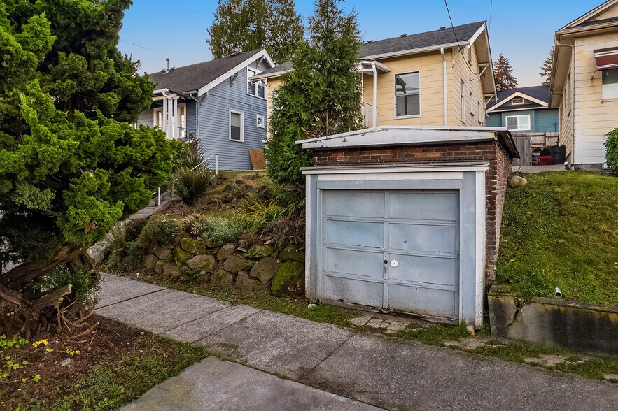 More Photos Of 5011 5th Ave NE, Seattle Apartments For Sale