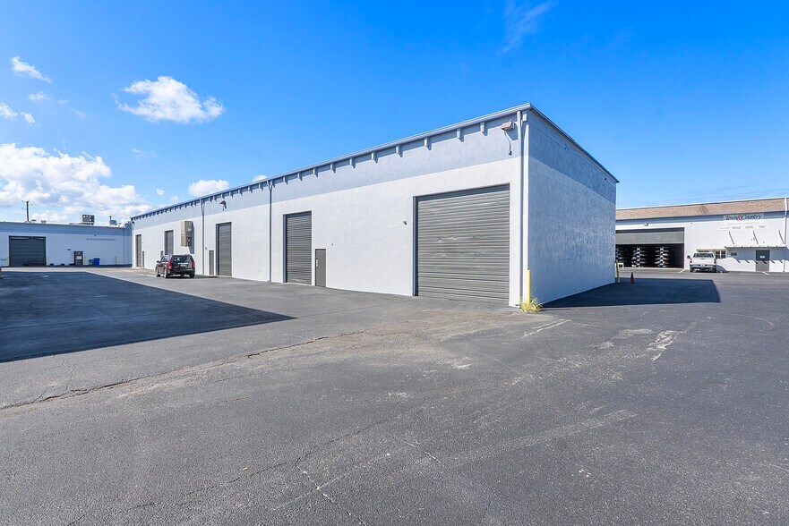 More Photos Of 601 Roseland Dr, West Palm Beach Warehouse For Lease