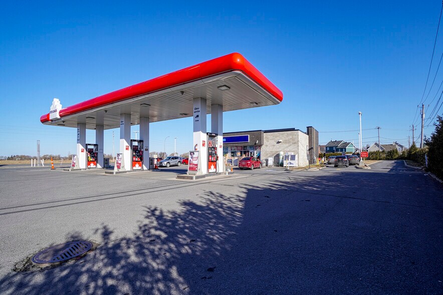 More Photos Of 405-415 Rue De Carillon, Saint-jean-sur-richelieu Service Station For Sale