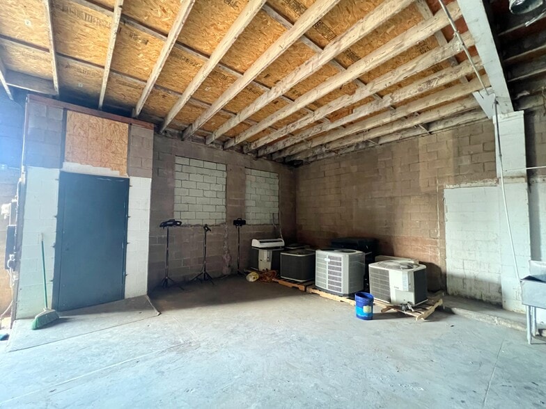 More Photos Of 3332 14th St, Los Angeles Warehouse For Sale