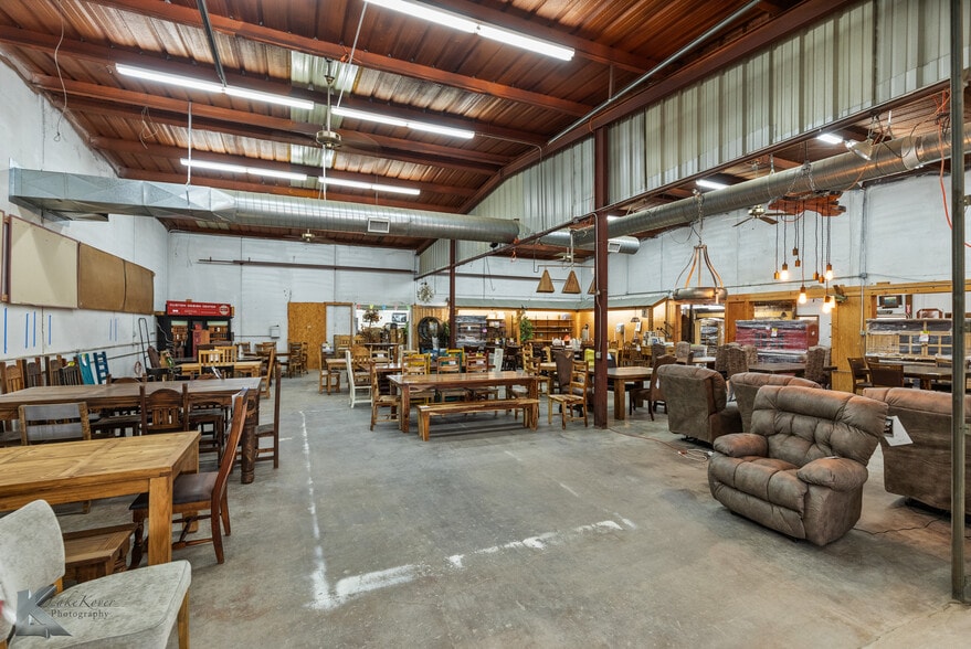 More Photos Of 302 N Access Rd, Clyde Showroom For Sale