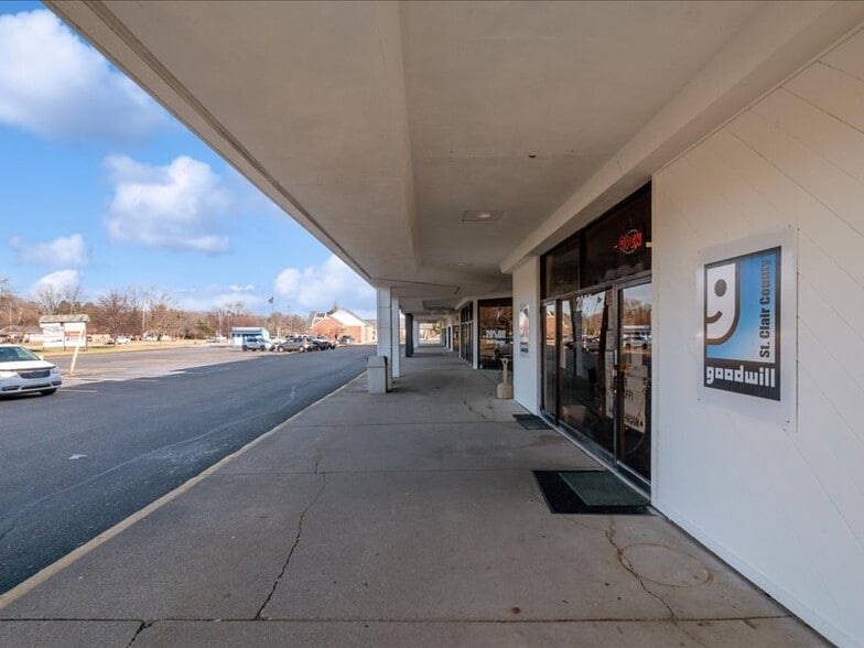 More Photos Of 2055 Gratiot Blvd, Marysville Unknown For Lease