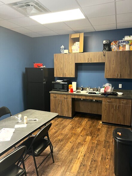 More Photos Of 426 E Prince Rd, Hendersonville Flex For Lease