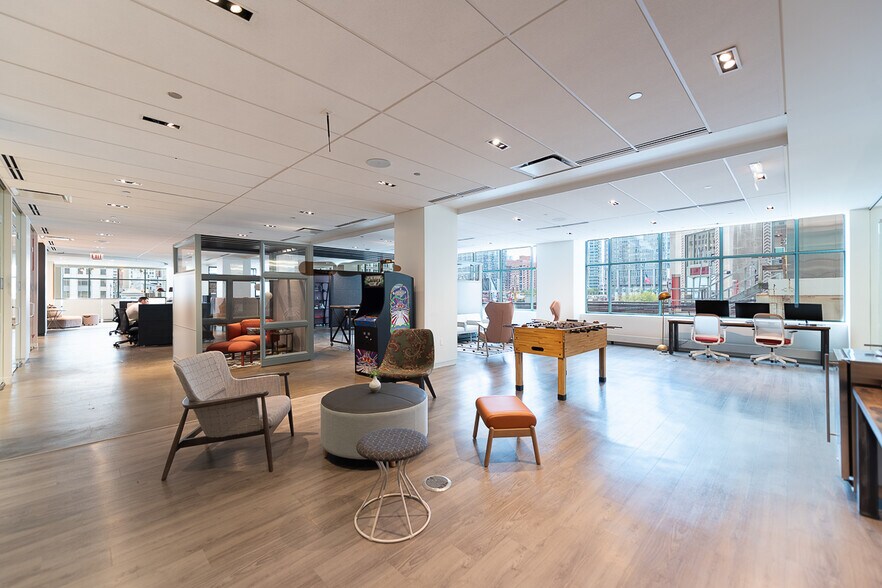 More Photos Of 325 N Wells St, Chicago Office For Sale
