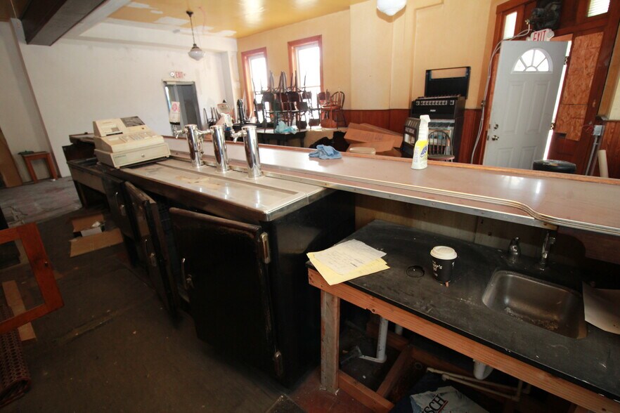More Photos Of 900 Island Ave, McKees Rocks General Retail For Sale