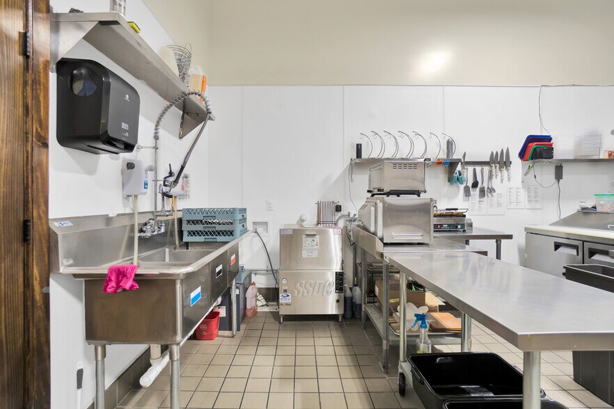 More Photos Of 1136 Main St, Commerce General Retail For Sale