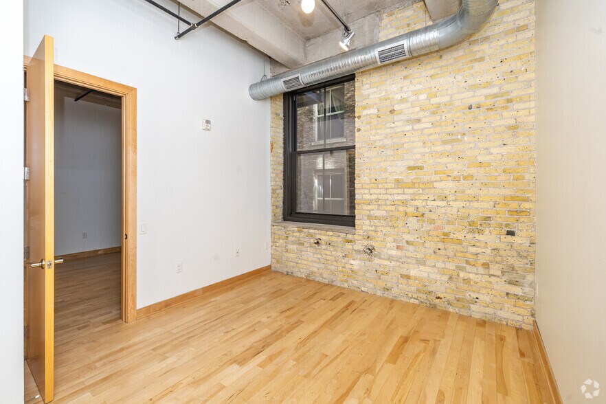 More Photos Of 239 E Chicago St, Milwaukee Apartments For Lease