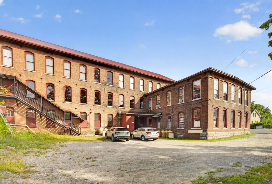 More Photos Of 420 Park St, Housatonic Flex For Sale