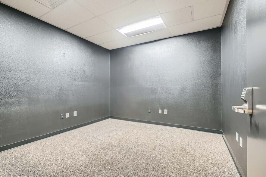 More Photos Of 5165 Rousso Rd, Las Vegas Distribution For Lease