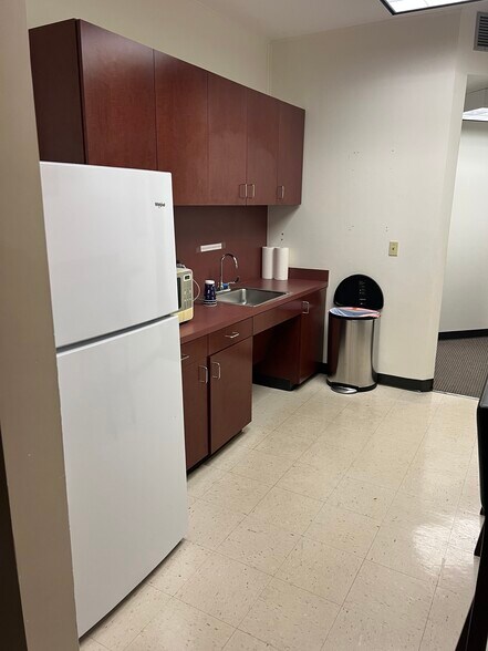 More Photos Of 1125 W Park One Dr, Sugar Land Warehouse For Sale