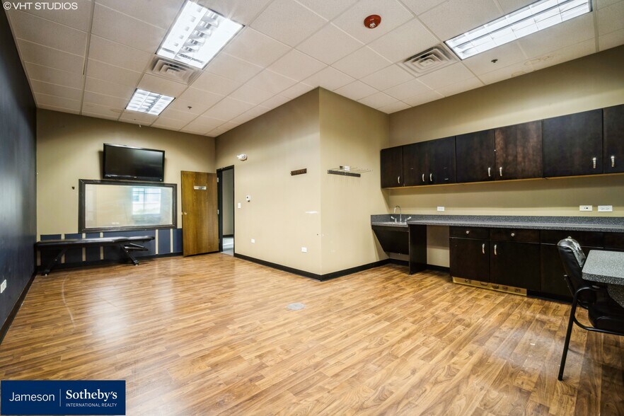 More Photos Of 800 E Woodfield Rd, Schaumburg Medical For Sale