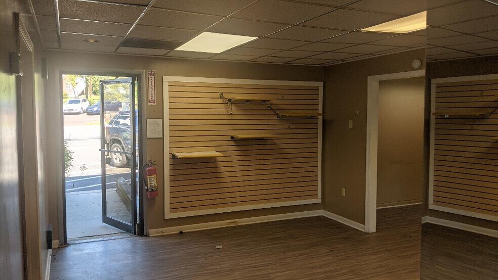 More Photos Of 1494 N Charlotte St, Pottstown General Retail For Lease