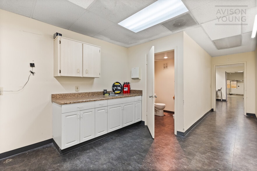 More Photos Of 175 Semoran Commerce Pl, Apopka Light Distribution For Sale