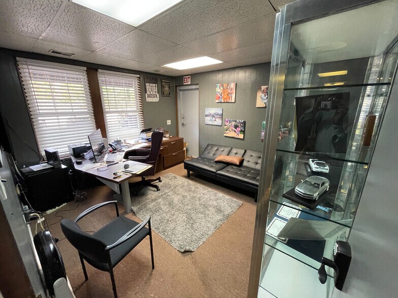 More Photos Of 640 Long Rd, Pittsburgh Light Distribution For Sale