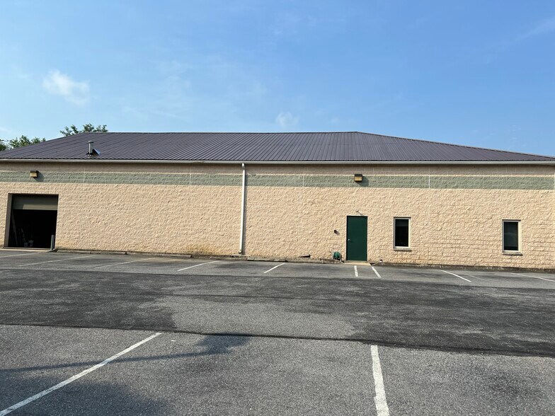 More Photos Of 3676 Crescent Ct E, Whitehall Warehouse For Lease