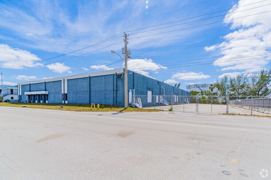 More Photos Of 3277 SE 14th Ave, Fort Lauderdale Warehouse For Lease