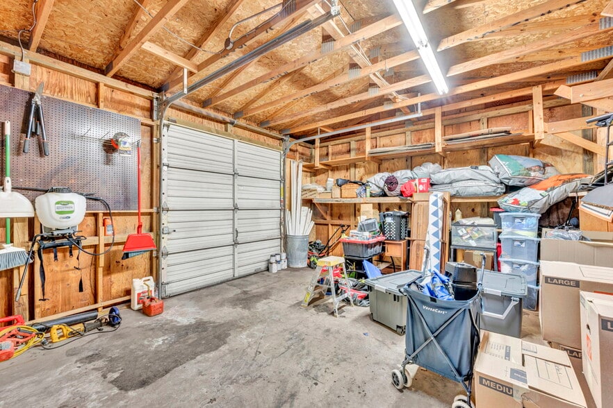 More Photos Of 215 W Bridge St, Elyria General Retail For Sale