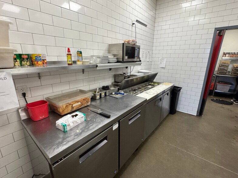 More Photos Of 7729 W Ridgewood Dr, Parma Restaurant For Lease