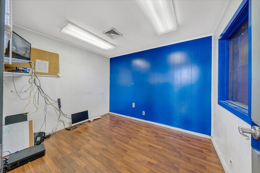 More Photos Of 1202 W Main St, Salem Auto Repair For Sale