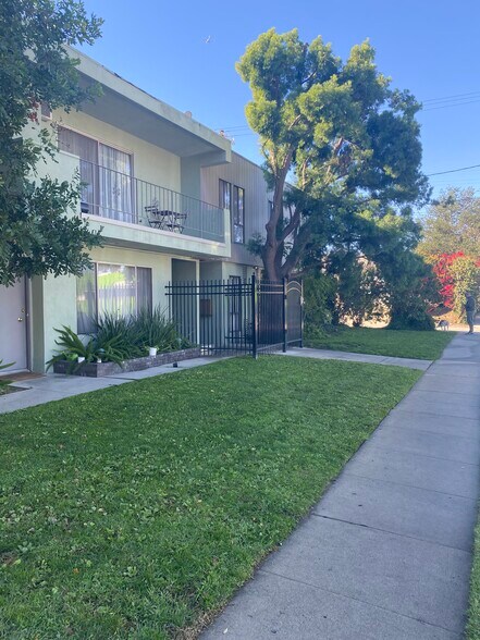 More Photos Of 10940 Hesby St, North Hollywood Apartments For Sale