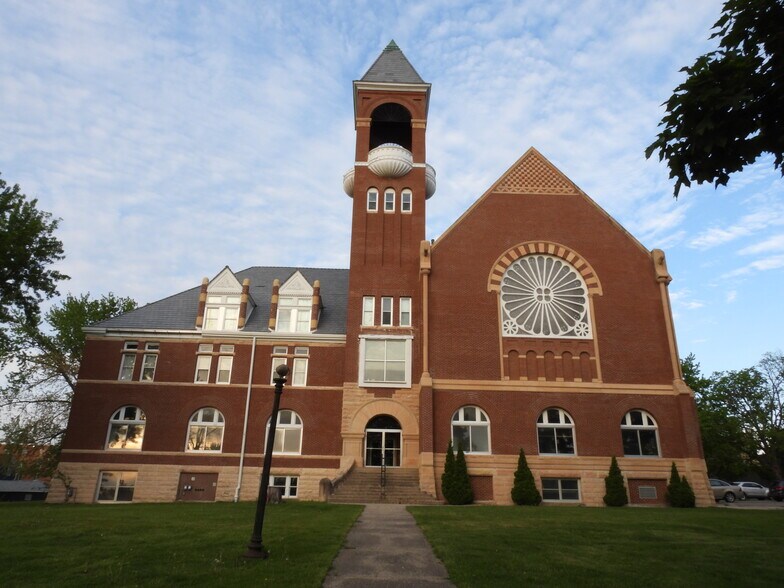 More Photos Of 315 S Grove Ave, Owatonna Schools For Sale