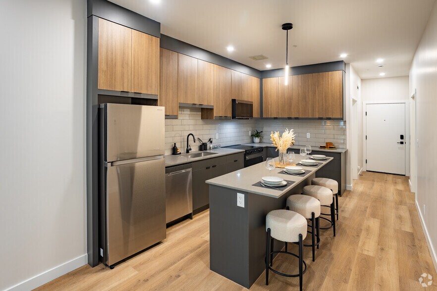 More Photos Of 736 8 Av SW, Calgary Apartments For Lease