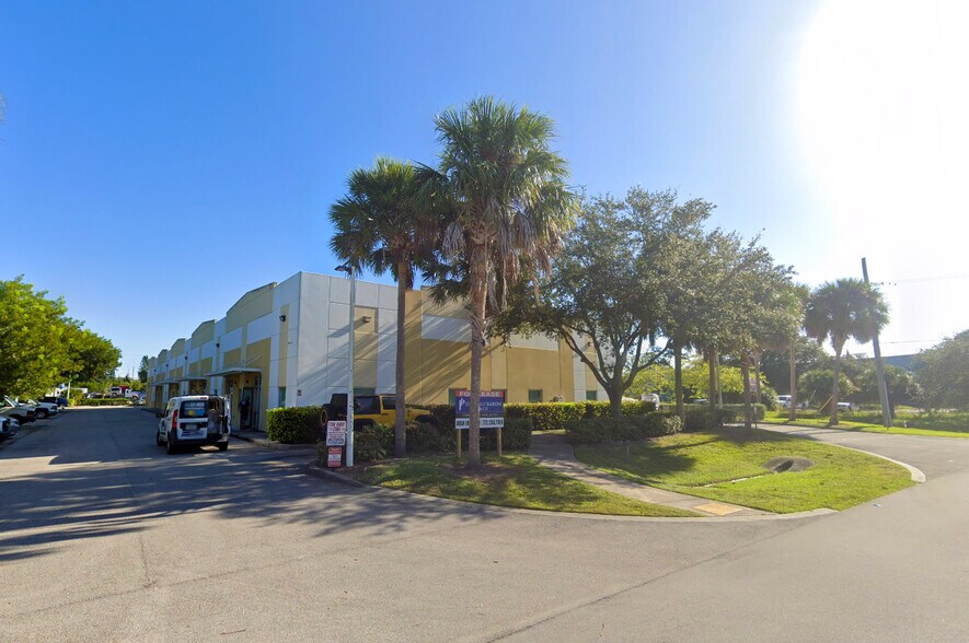 More Photos Of 1669 SE South Niemeyer Cir, Port Saint Lucie Warehouse For Lease