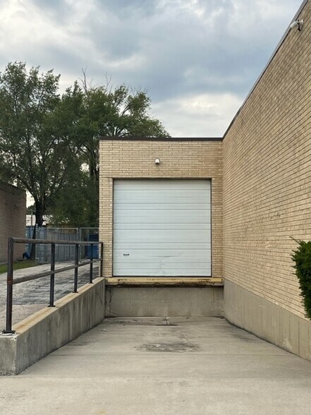 More Photos Of 1116 Morse Ave, Schaumburg Warehouse For Lease
