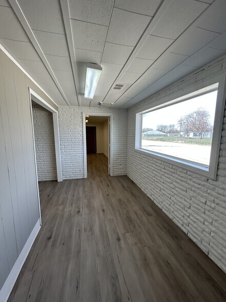 More Photos Of 1001 Croxton Ave, Bloomington Research And Development For Lease