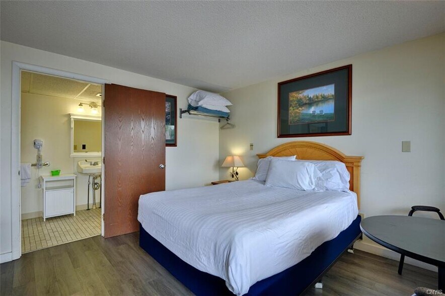 More Photos Of 6 Market St, Alexandria Bay Hotel For Sale