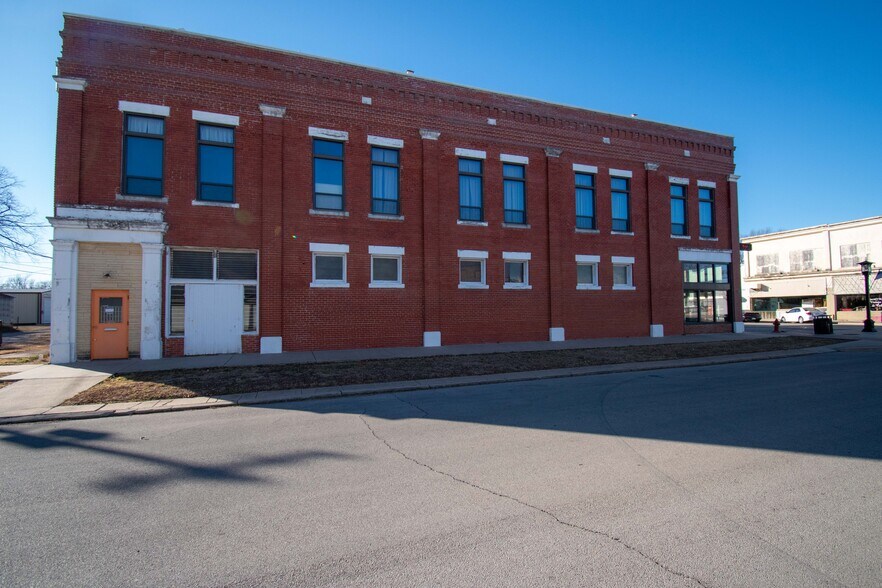 More Photos Of 322 E Don Tyler Ave, Dewey Storefront For Sale