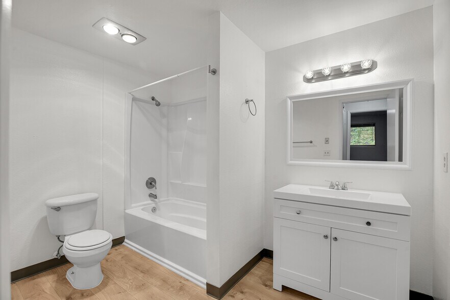 More Photos Of 17792 Webster Rd, Gladstone Apartments For Sale