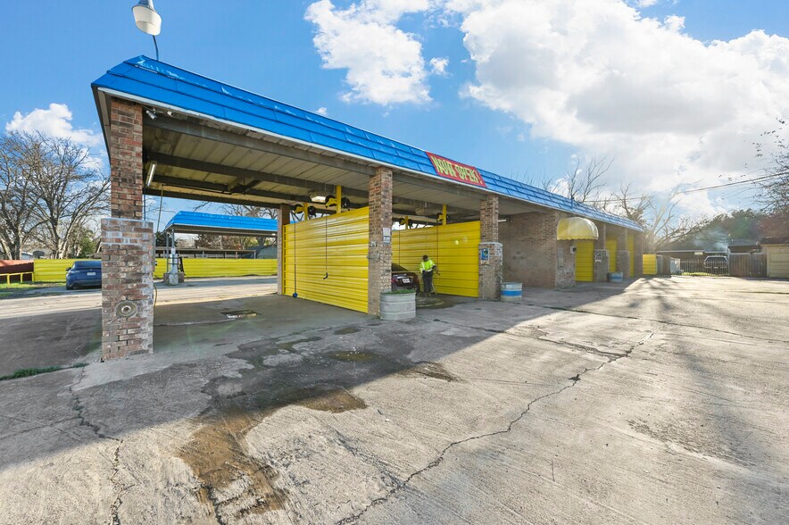 Primary Photo Of 805 Poindexter Ave, Cleburne Carwash For Sale