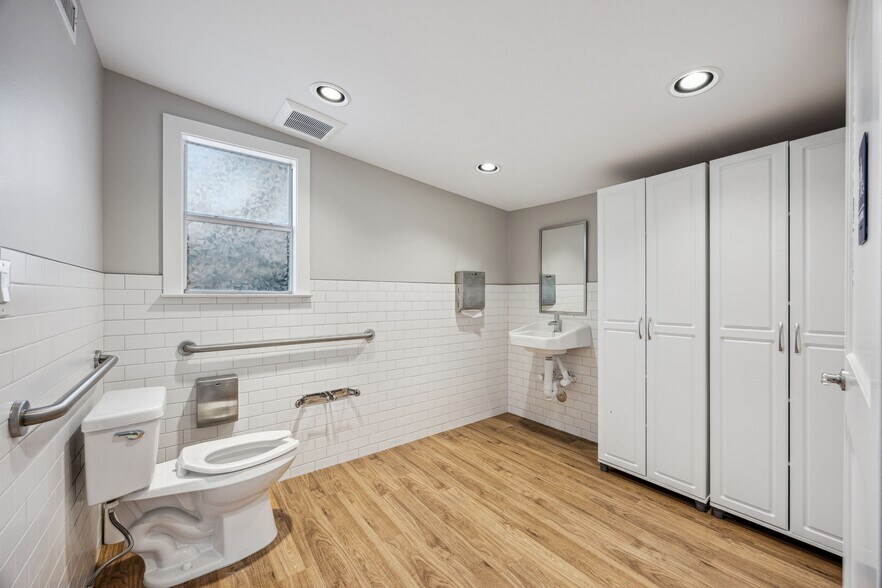 More Photos Of 2123 Northland Dr, Austin Office For Sale