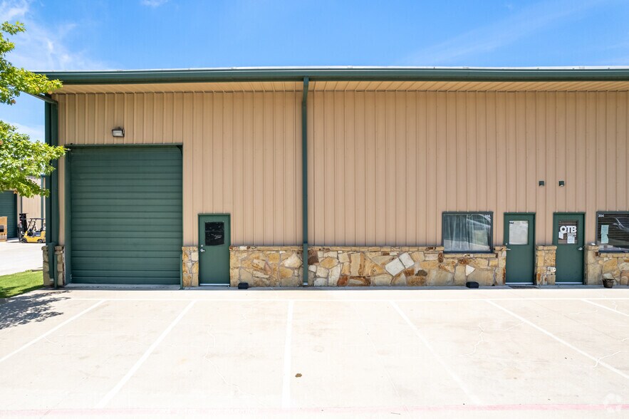 More Photos Of 124 Rose Ln, Frisco Warehouse For Lease
