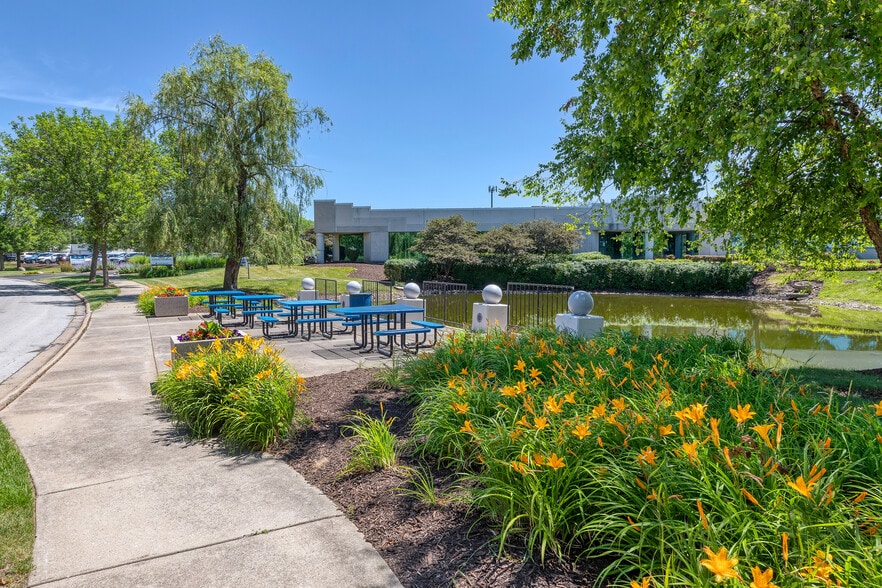 More Photos Of 821-881 Parkview Blvd, Lombard Unknown For Lease