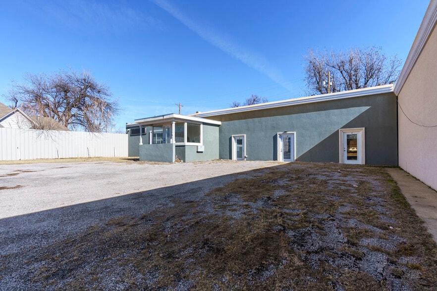 More Photos Of 306 N Choctaw Ave, El Reno Manufacturing For Sale