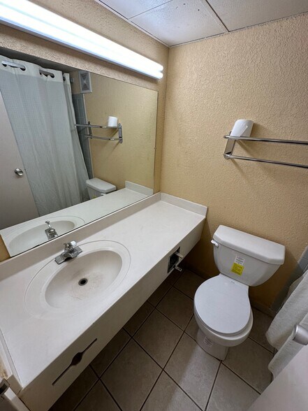 More Photos Of 1001 E 6th St, Junction City Hotel For Sale