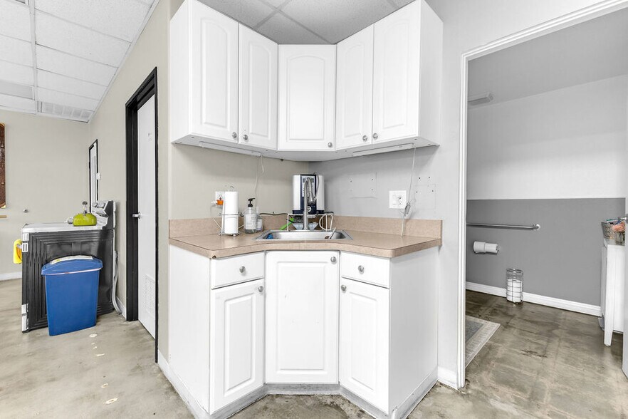 More Photos Of 81500 Industrial Pl, Indio Warehouse For Sale