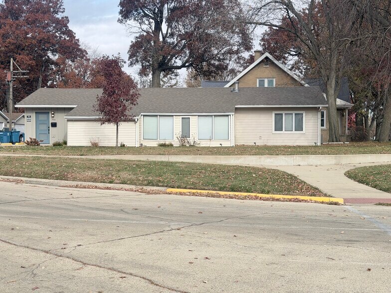 More Photos Of 700 N River Dr, Kankakee Office For Sale