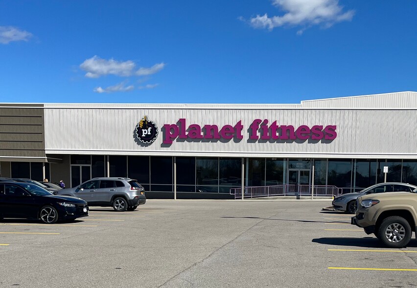 More Photos Of 6000-6050 S Park Ave, Hamburg Unknown For Lease