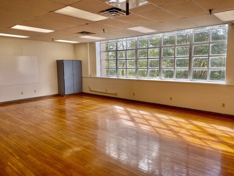 More Photos Of 216 E College St, Seguin Flex For Sale