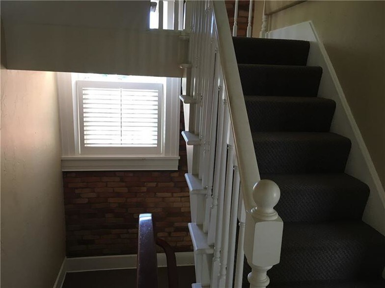 More Photos Of 323 S Main St, Zelienople Office Residential For Lease