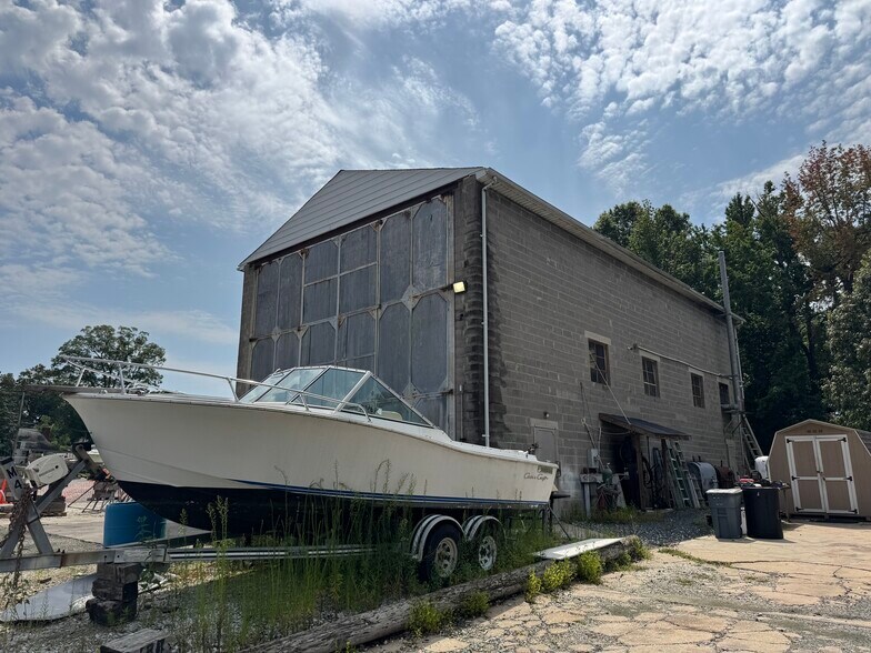 Primary Photo Of 201 Oak Ave, Essex Marina For Lease
